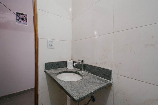 Banheiro de casa para alugar com 2 quartos, 48m² em Vila Dalila, São Paulo
