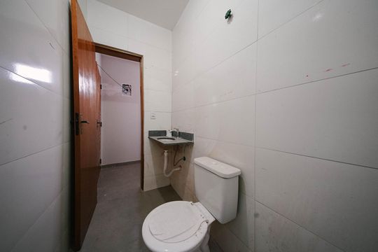 Banheiro de casa para alugar com 2 quartos, 48m² em Vila Dalila, São Paulo