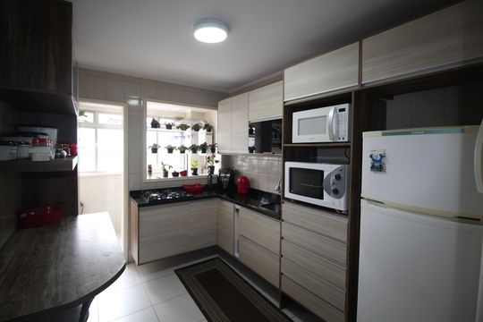 Cozinha de apartamento à venda com 2 quartos, 63m² em Vila Ipiranga, Porto Alegre