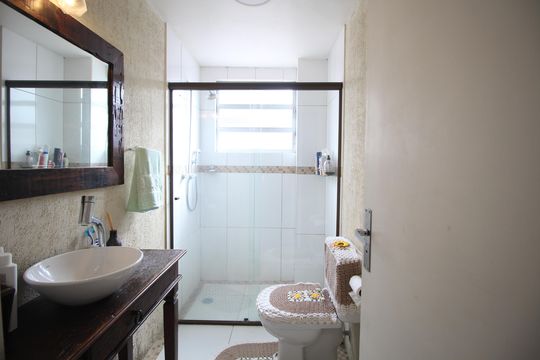 Banheiro de apartamento à venda com 2 quartos, 63m² em Vila Ipiranga, Porto Alegre