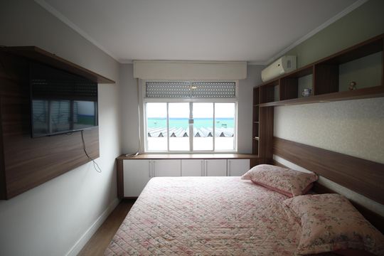 Quarto 1 de apartamento à venda com 2 quartos, 63m² em Vila Ipiranga, Porto Alegre