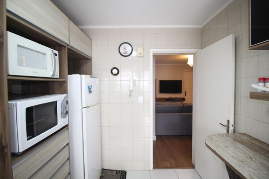 Cozinha de apartamento à venda com 2 quartos, 63m² em Vila Ipiranga, Porto Alegre
