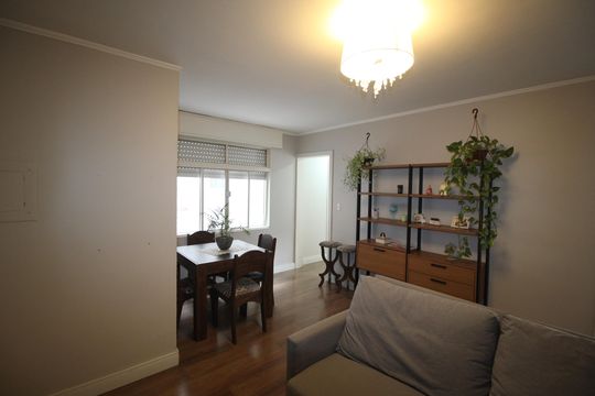 Sala de apartamento à venda com 2 quartos, 63m² em Vila Ipiranga, Porto Alegre