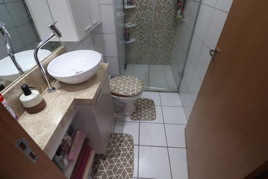 Banheiro de apartamento à venda com 2 quartos, 48m² em Olaria, Canoas