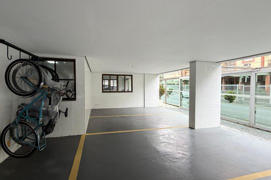 Garagem de apartamento para alugar com 2 quartos, 57m² em Parque Enseada, Guarujá