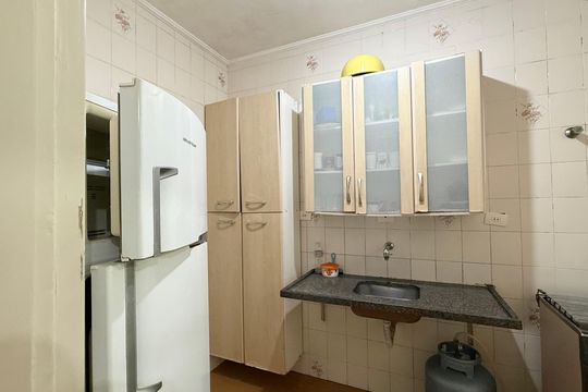 Cozinha de apartamento para alugar com 2 quartos, 57m² em Parque Enseada, Guarujá