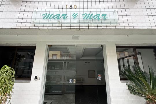 Fachada de apartamento para alugar com 2 quartos, 57m² em Parque Enseada, Guarujá