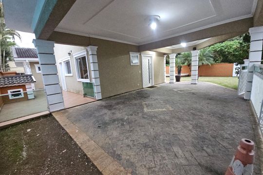Garagem de casa de condomínio para alugar com 5 quartos, 300m² em Pitas, Cotia