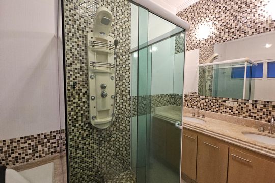 Banheiro da Suíte de casa de condomínio para alugar com 5 quartos, 300m² em Pitas, Cotia