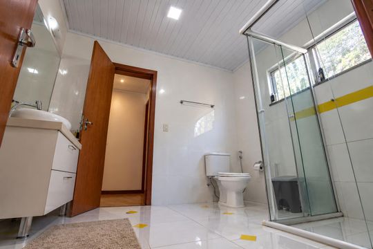 Banheiro de casa para alugar com 5 quartos, 280m² em Vila Nova, Porto Alegre