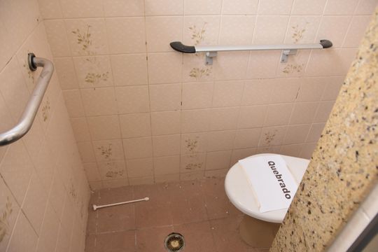 banheiro 2  de casa para alugar com 2 quartos, 60m² em Jardim Esplanada, Jundiaí