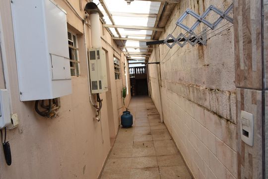 corredor lateral da casa de casa para alugar com 2 quartos, 60m² em Jardim Esplanada, Jundiaí