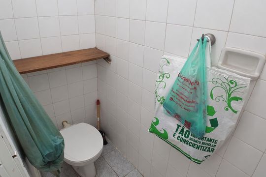 Banheiro de apartamento para alugar com 2 quartos, 53m² em Santa Rosa, Niterói