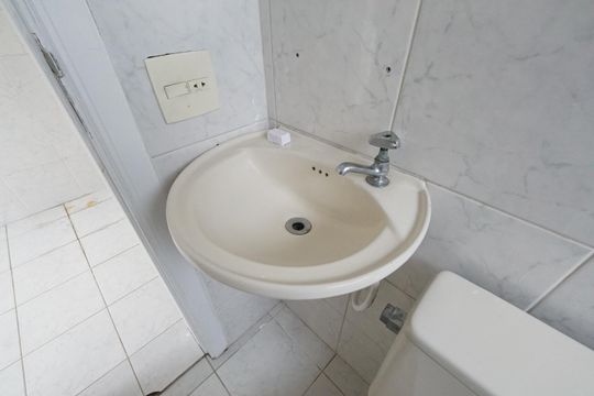 Banheiro de serviço de apartamento para alugar com 3 quartos, 110m² em Vila Monumento, São Paulo