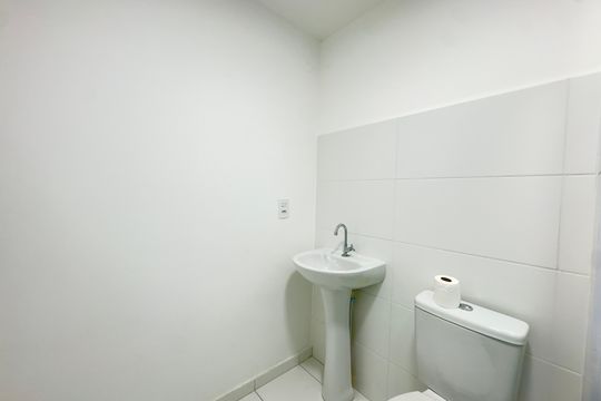 Banheiro de apartamento para alugar com 2 quartos, 45m² em Picanço, Guarulhos