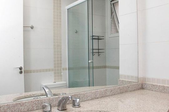Banheiro de apartamento para alugar com 1 quarto, 50m² em Petrópolis, Porto Alegre
