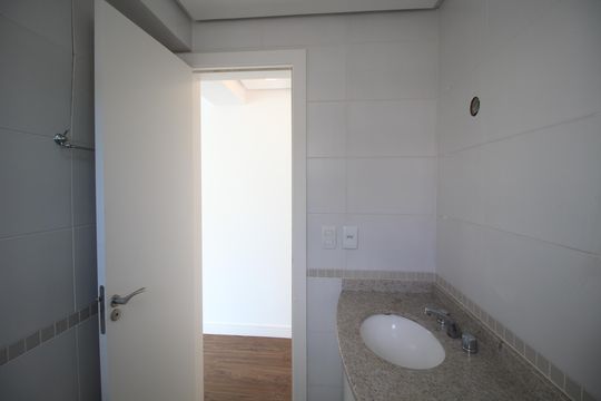Banheiro de apartamento para alugar com 1 quarto, 50m² em Petrópolis, Porto Alegre