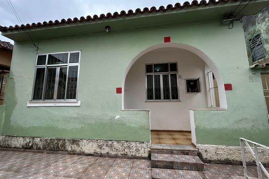 Fachada de casa à venda com 2 quartos, 90m² em Praça Seca, Rio de Janeiro