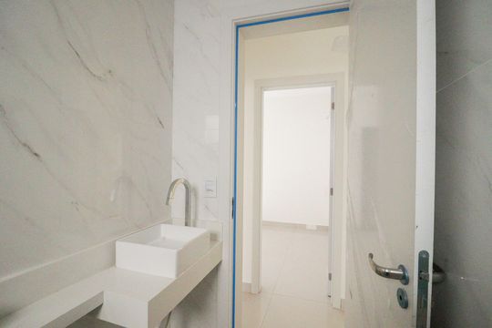 Banheiro de apartamento à venda com 2 quartos, 48m² em Vila Ester (zona Norte), São Paulo
