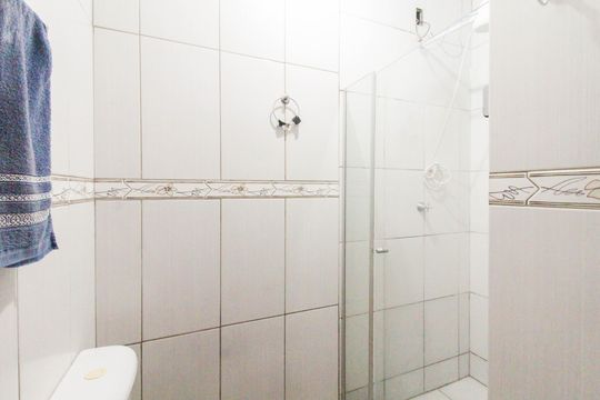 Banheiro de casa à venda com 2 quartos, 58m² em Olaria, Canoas