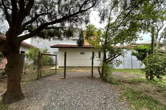 Fachada de casa para alugar com 2 quartos, 20m² em Campeche Leste, Florianópolis