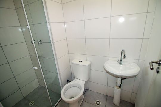 Banheiro de apartamento para alugar com 2 quartos, 48m² em Vista Alegre, Rio de Janeiro