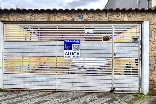 Placa instalada na fachada do imóvel de casa para alugar com 3 quartos, 138m² em Jardim America, Guarulhos