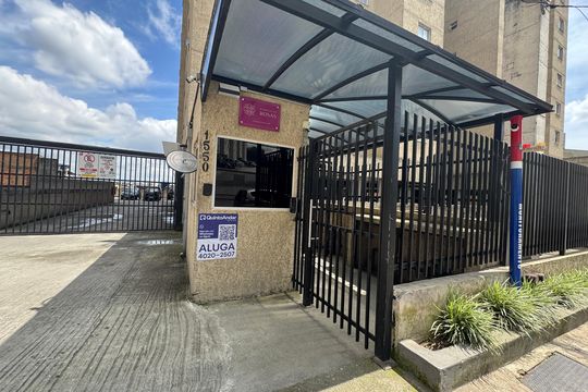 Fachada com placa grande  de apartamento à venda com 2 quartos, 38m² em Santa Maria, Osasco