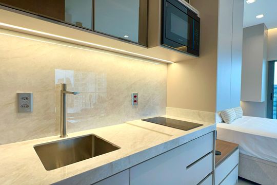 Cozinha de apartamento para alugar com 1 quarto, 45m² em Pinheiros, São Paulo
