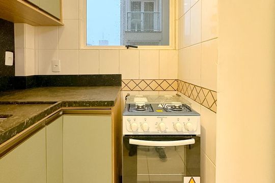 Cozinha de apartamento para alugar com 1 quarto, 55m² em Canasvieiras, Florianópolis
