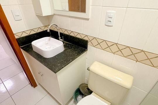 Banheiro de apartamento para alugar com 1 quarto, 55m² em Canasvieiras, Florianópolis