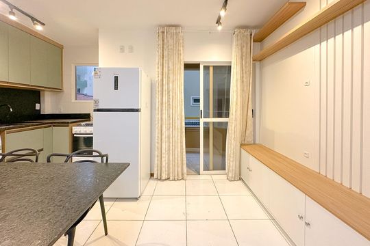 Sala de TV de apartamento para alugar com 1 quarto, 55m² em Canasvieiras, Florianópolis