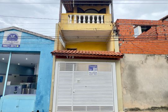 Placa instalada na fachada do imóvel  de casa para alugar com 3 quartos, 180m² em Vila Augusta, Guarulhos