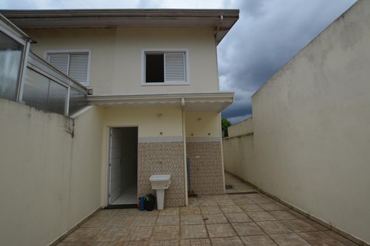 AREA DE SERVIÇO E QUINTAL  de casa para alugar com 3 quartos, 164m² em Jardim Ester, São Paulo