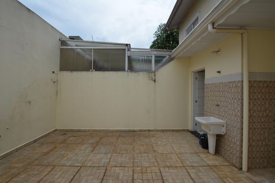 AREA DE SERVIÇO E QUINTAL  de casa para alugar com 3 quartos, 164m² em Jardim Ester, São Paulo