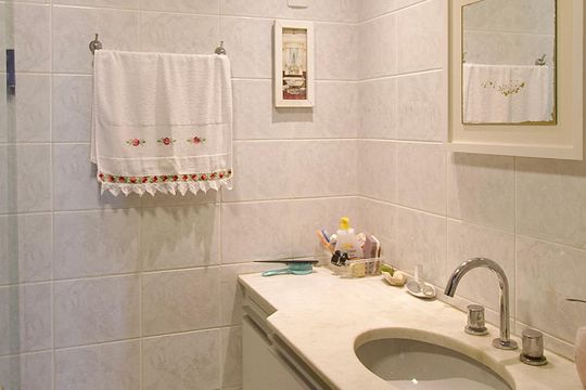 Banheiro de apartamento à venda com 2 quartos, 64m² em Cristo Rei, Curitiba