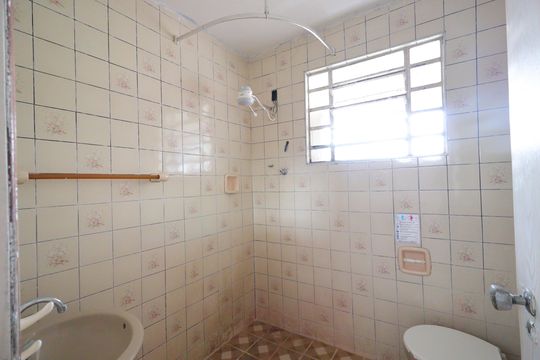Banheiro de casa para alugar com 2 quartos, 64m² em Jardim Lallo, São Paulo