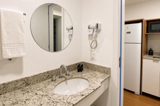 Banheiro de kitnet/studio para alugar com 1 quarto, 28m² em Partenon, Porto Alegre