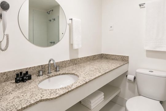 Banheiro de kitnet/studio para alugar com 1 quarto, 28m² em Partenon, Porto Alegre
