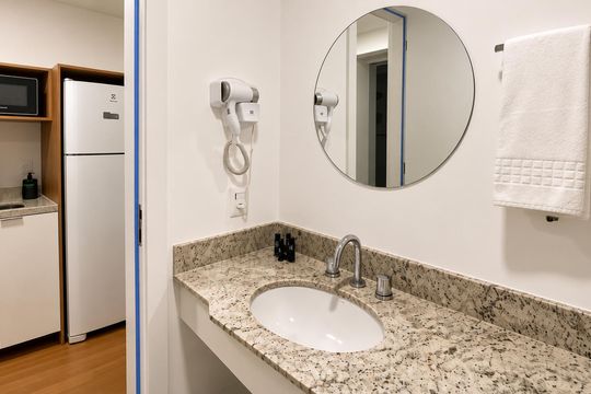 Banheiro de kitnet/studio para alugar com 1 quarto, 28m² em Partenon, Porto Alegre
