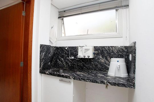 Cozinha + Área de Serviço de apartamento para alugar com 2 quartos, 54m² em Cidade Baixa, Porto Alegre