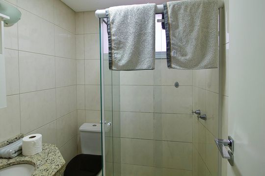 Banheiro de apartamento para alugar com 1 quarto, 56m² em Centro, Curitiba