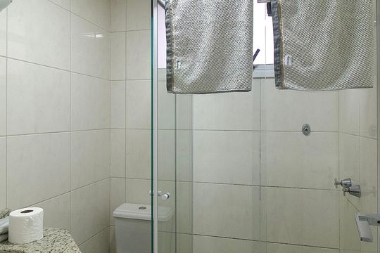 Banheiro de apartamento para alugar com 1 quarto, 56m² em Centro, Curitiba