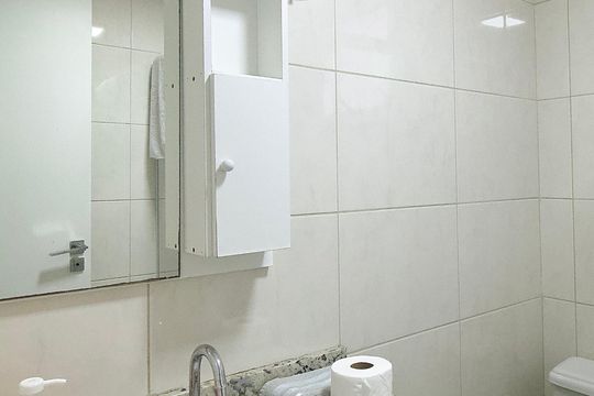 Banheiro de apartamento para alugar com 1 quarto, 56m² em Centro, Curitiba