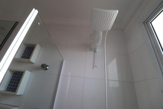 Banheiro de apartamento para alugar com 2 quartos, 44m² em Santa Mônica, Uberlândia