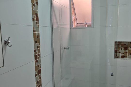 Banheiro de apartamento à venda com 2 quartos, 66m² em Parque das Nações, Santo André