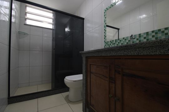 Banheiro de casa de condomínio para alugar com 2 quartos, 120m² em Anil, Rio de Janeiro