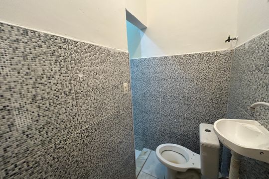 Banheiro de kitnet/studio para alugar com 1 quarto, 25m² em Campinho, Rio de Janeiro