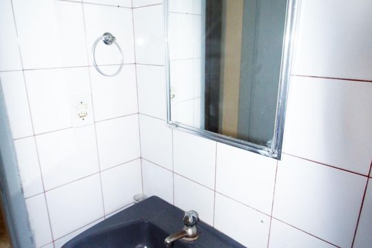 Banheiro de apartamento para alugar com 3 quartos, 55m² em Parada de Lucas, Rio de Janeiro