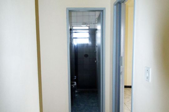 Corredor de apartamento para alugar com 3 quartos, 55m² em Parada de Lucas, Rio de Janeiro